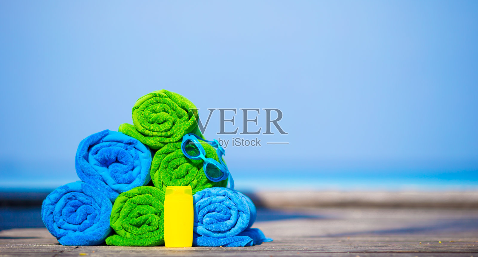 彩色毛巾和防晒瓶的特写照片摄影图片
