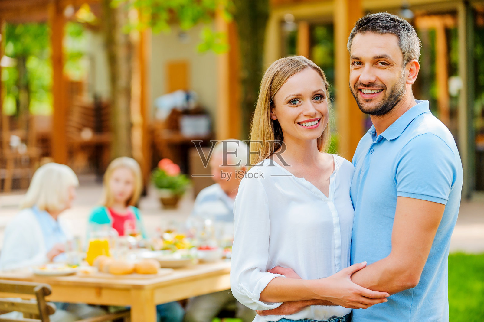 享受和最近的人在一起的时光。照片摄影图片