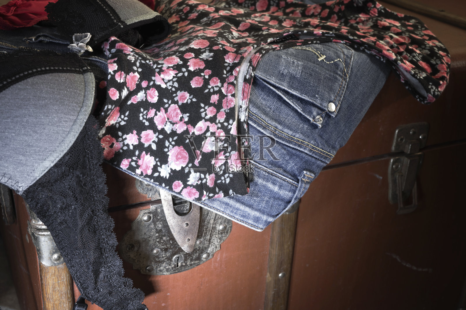 女性胸罩和衣服照片摄影图片