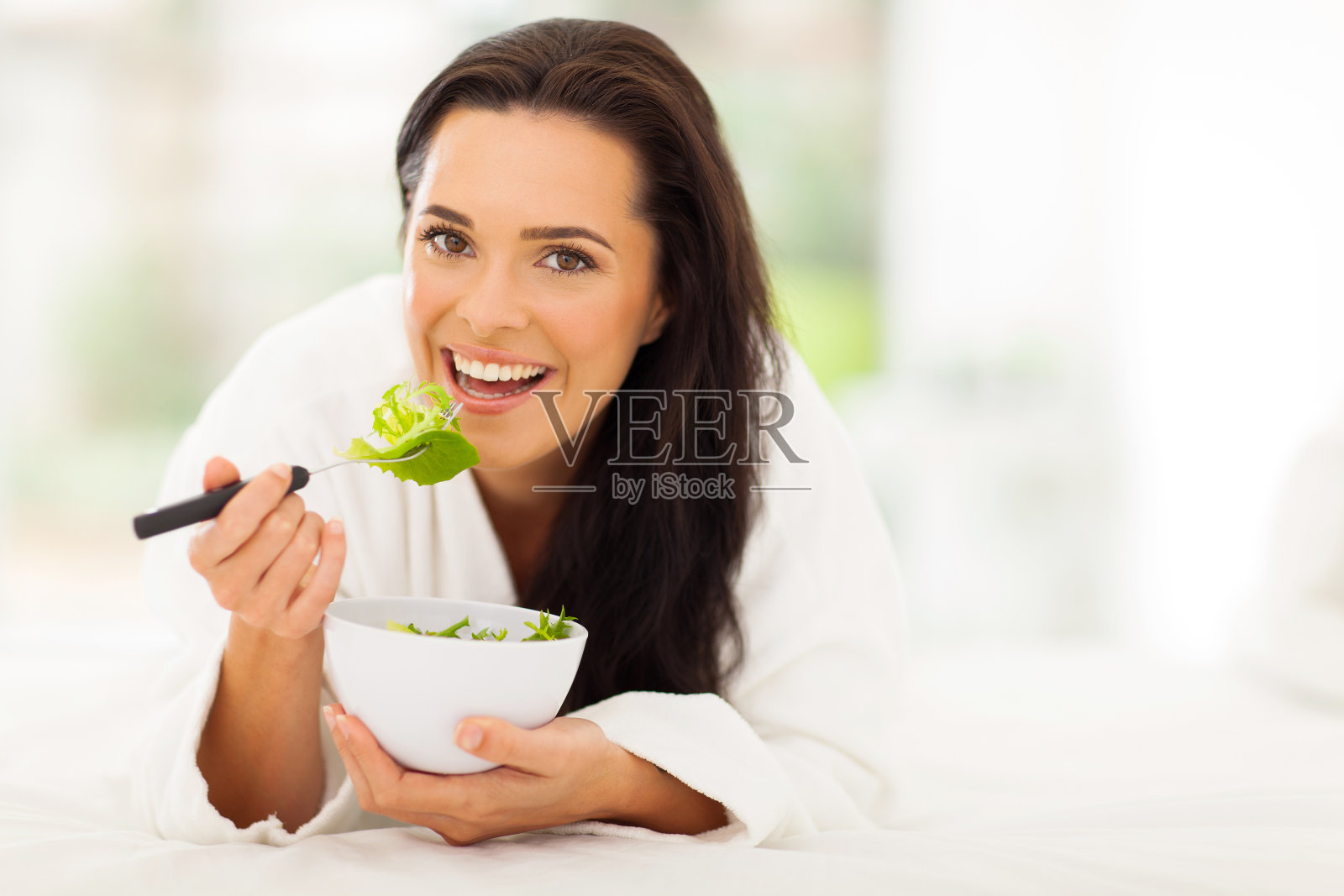 素食者吃新鲜的绿色沙拉照片摄影图片