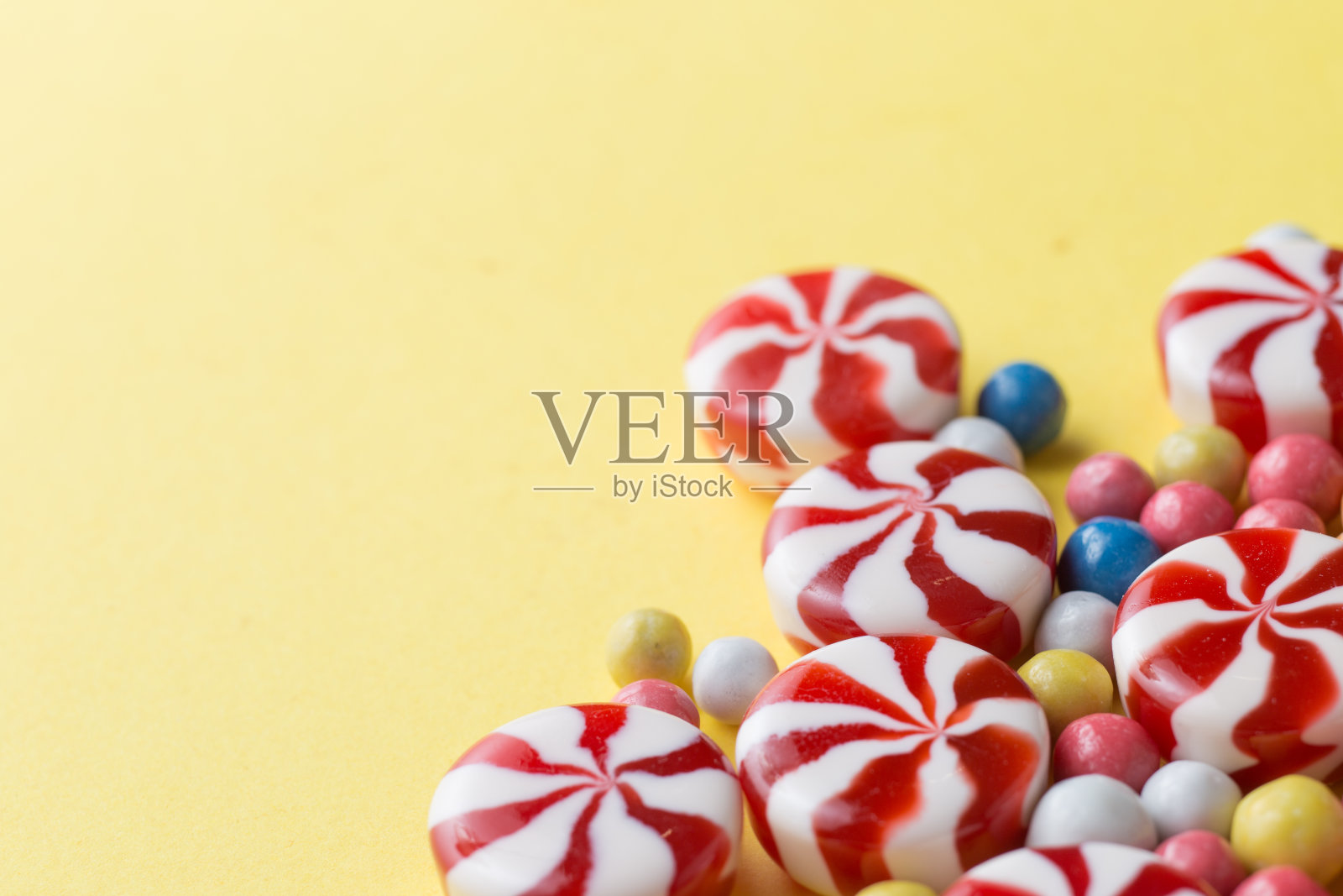 糖果彩色混合在黄色明亮的背景与复制空间照片摄影图片