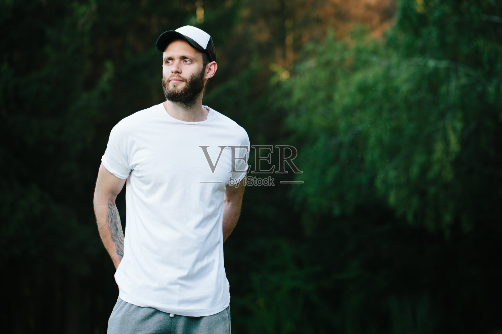 穿着白色空白t恤的嬉皮士照片摄影图片