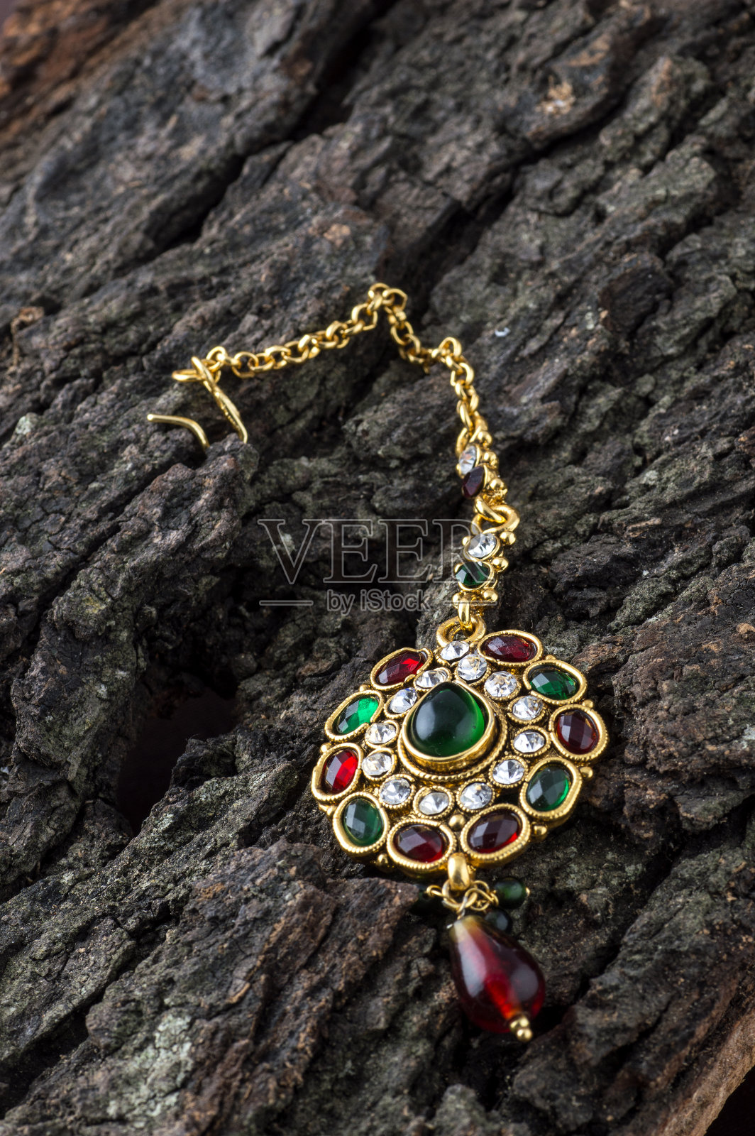 美丽的豪华Tika。印度传统的珠宝。照片摄影图片