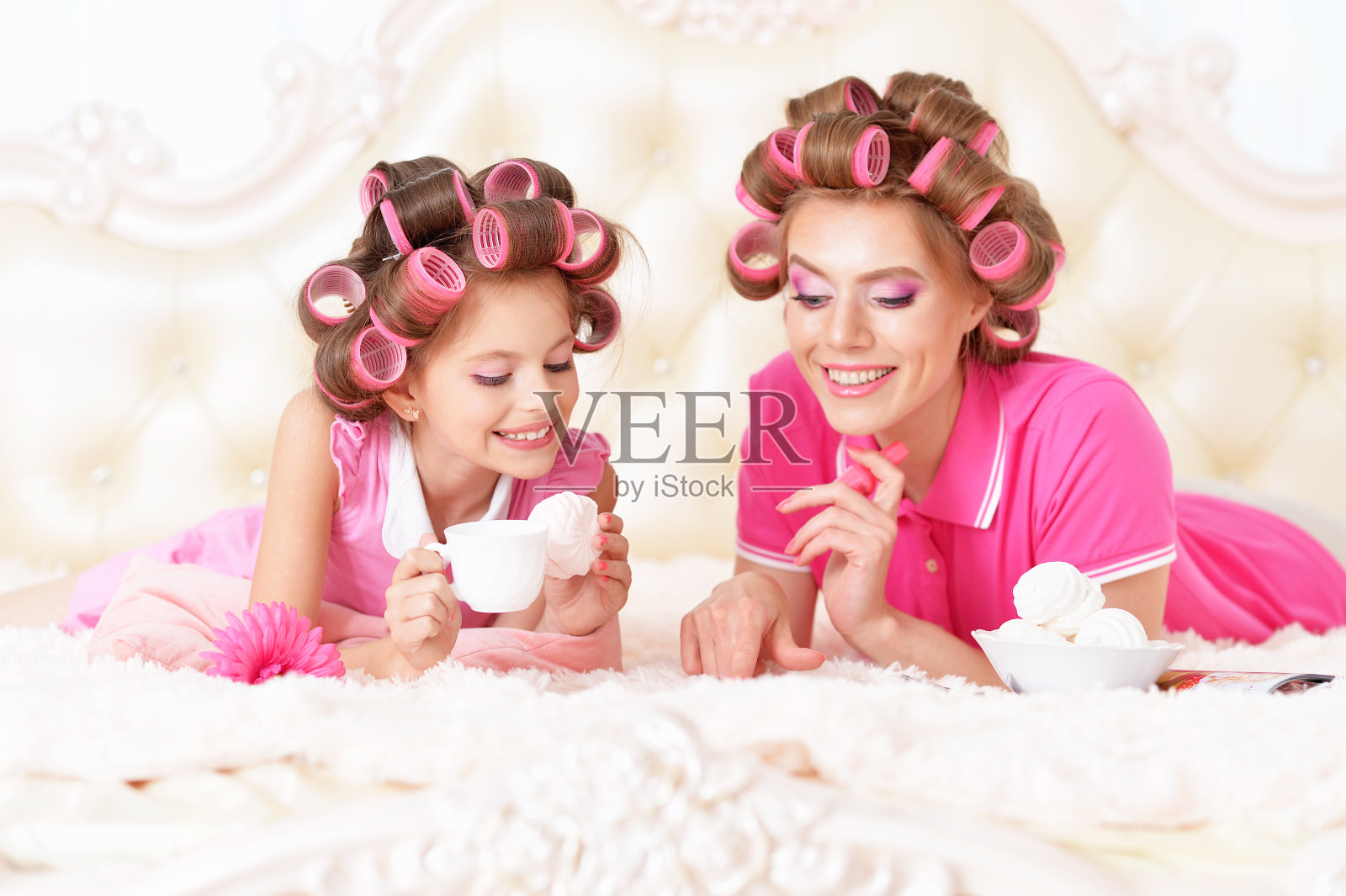 母女俩都戴着卷发器照片摄影图片