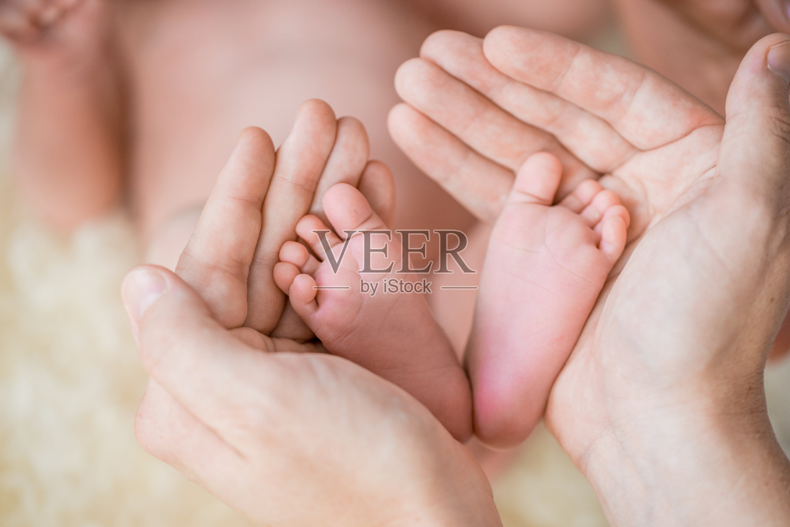 婴儿的脚在父母手中照片摄影图片