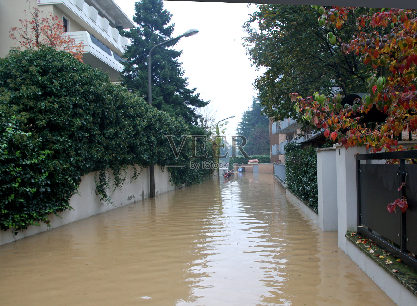 洪水期间道路完全被泥浆淹没了照片摄影图片
