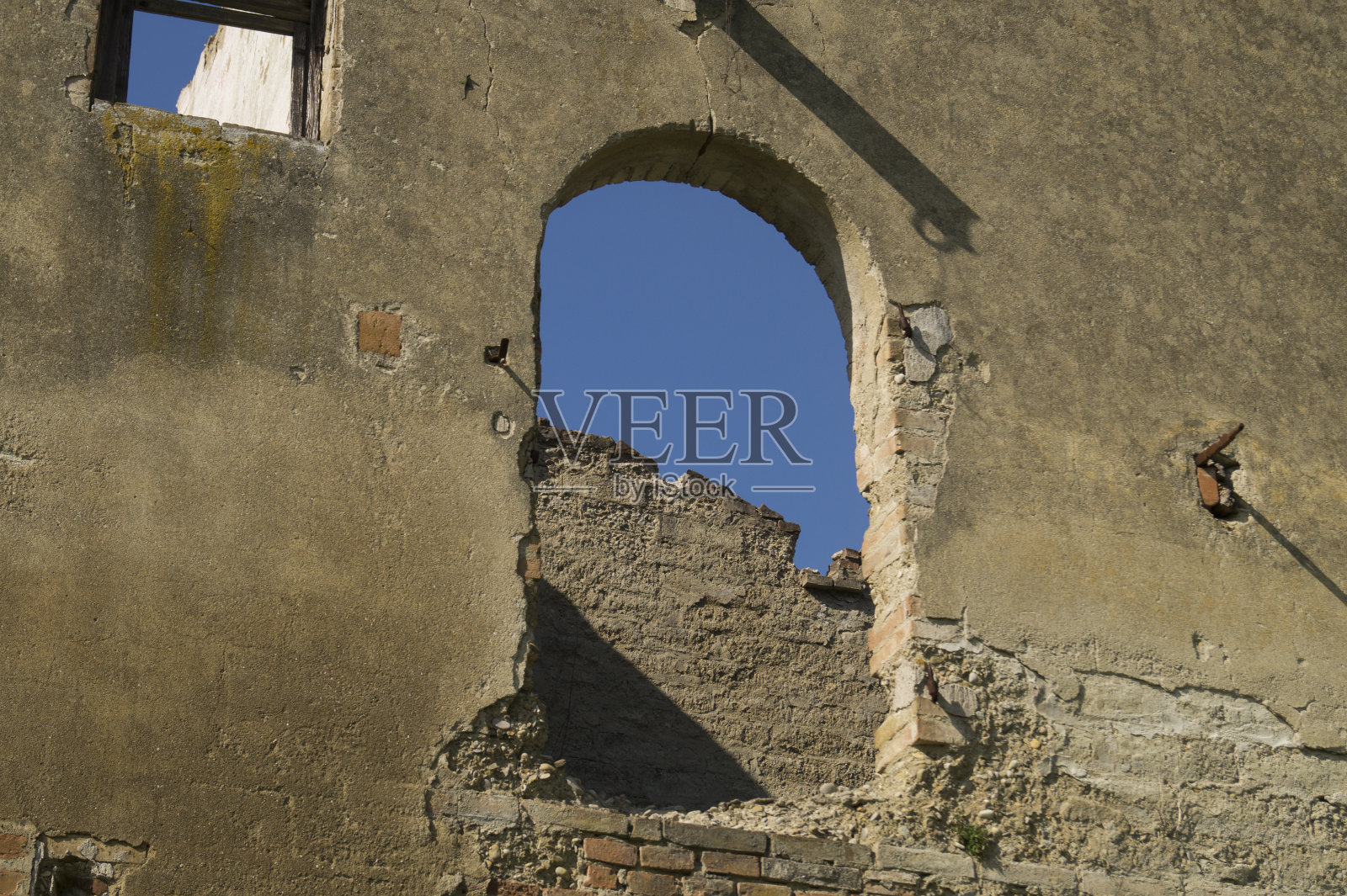 废弃在托斯卡纳的老房子照片摄影图片