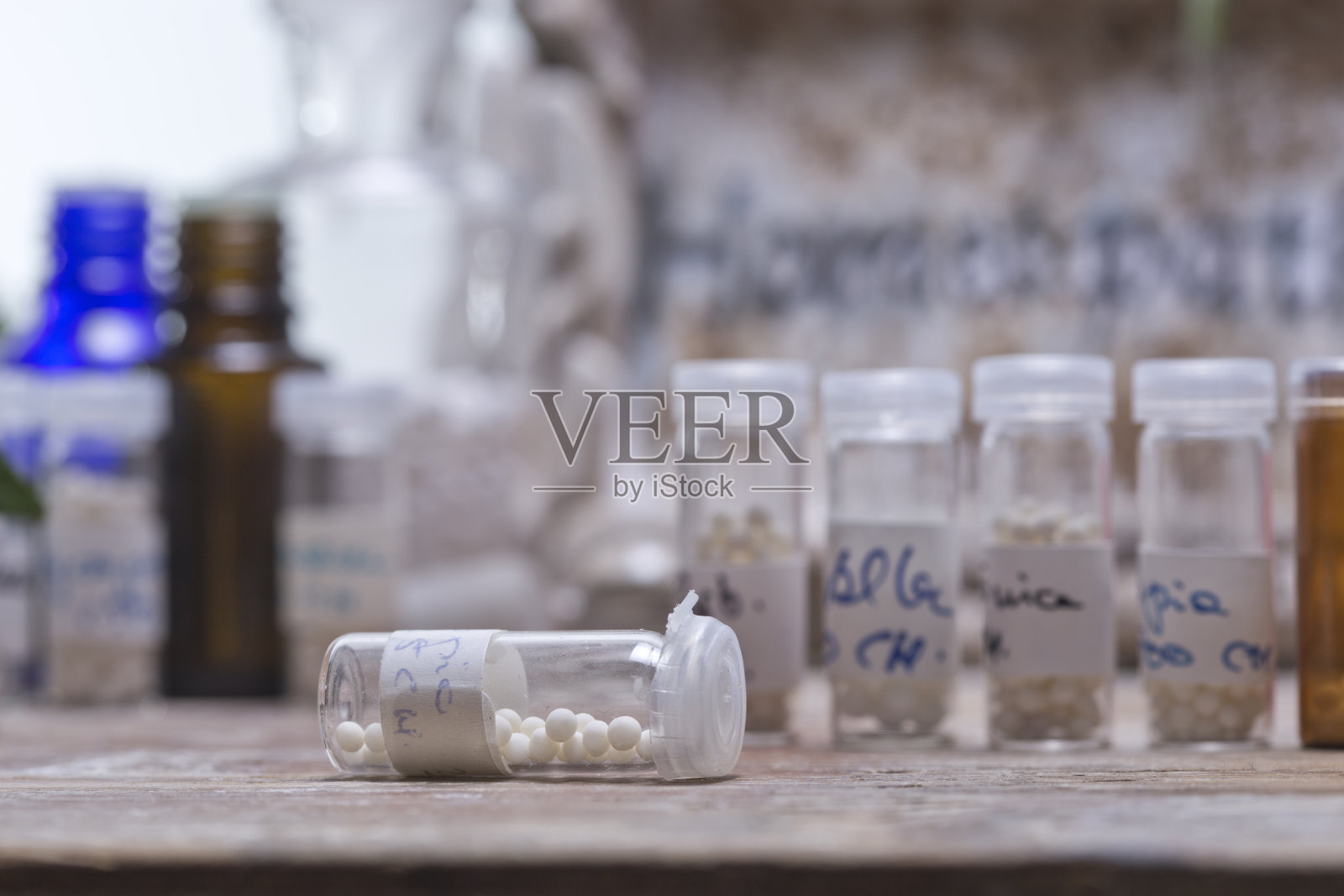 带有顺势疗法小球的瓶子照片摄影图片