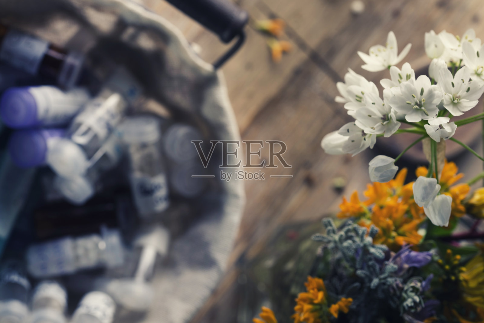 顺势疗法的瓶子和药片照片摄影图片