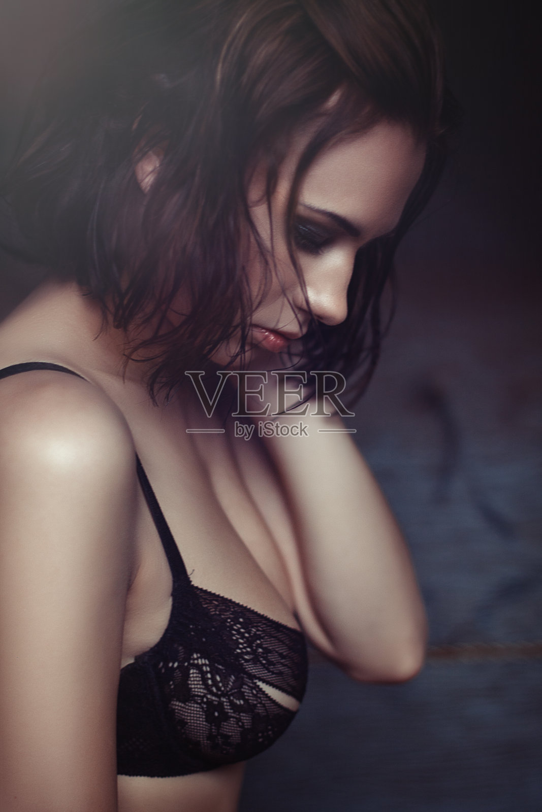 穿内衣的棕色头发女孩照片摄影图片