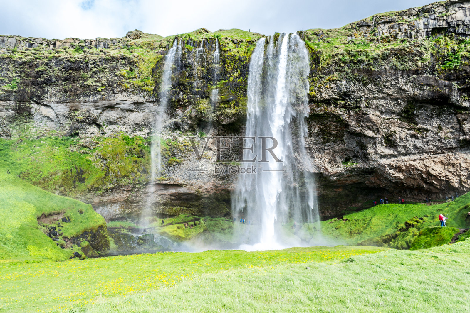 这是冰岛数百个瀑布之一照片摄影图片