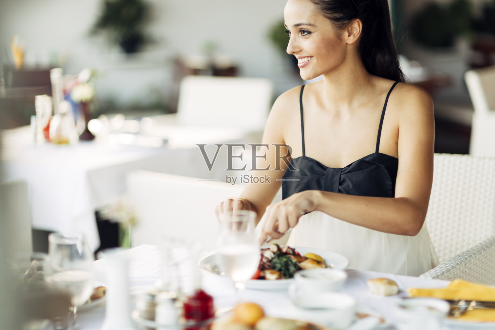 美女在吃午餐照片摄影图片