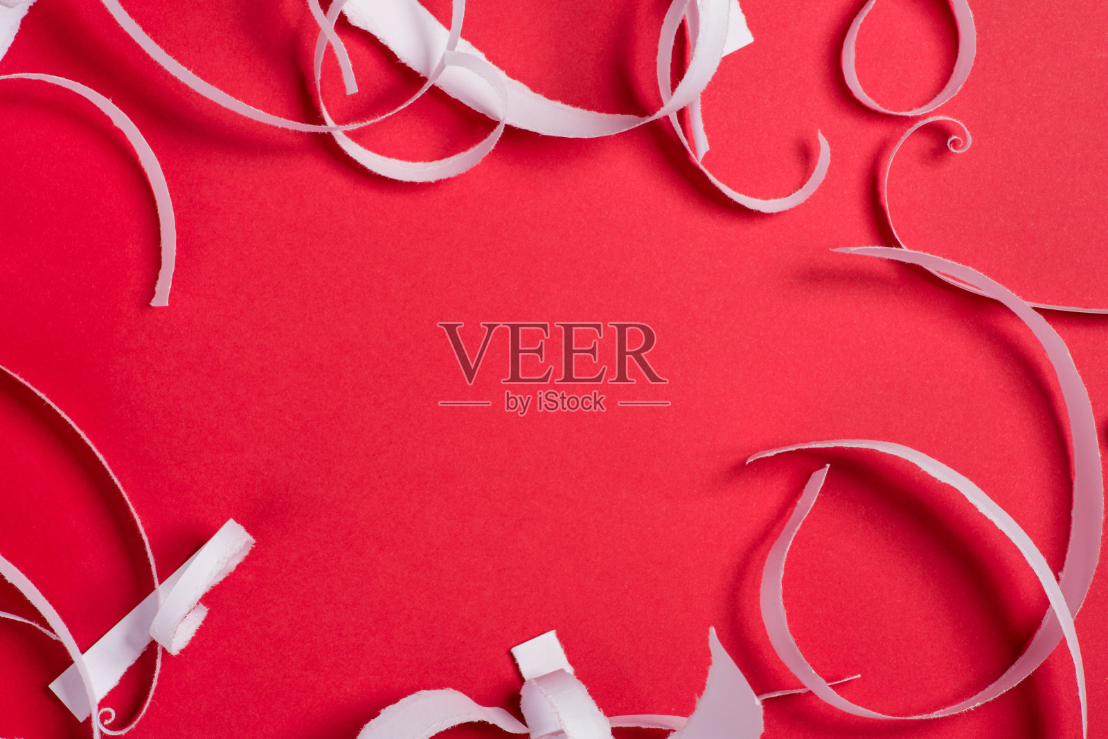 红色背景上有几张撕破的纸照片摄影图片