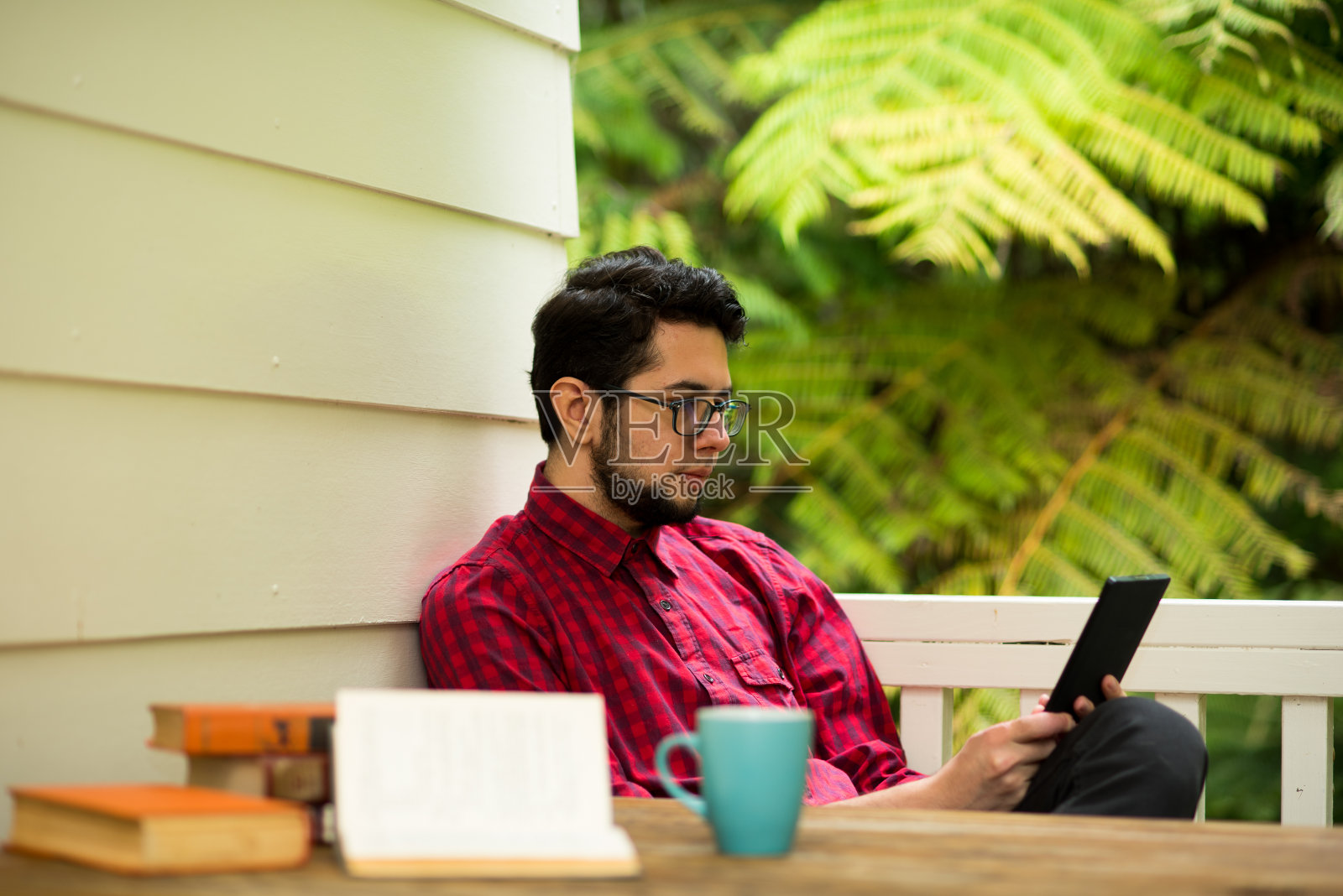 年轻人和读者坐在户外照片摄影图片