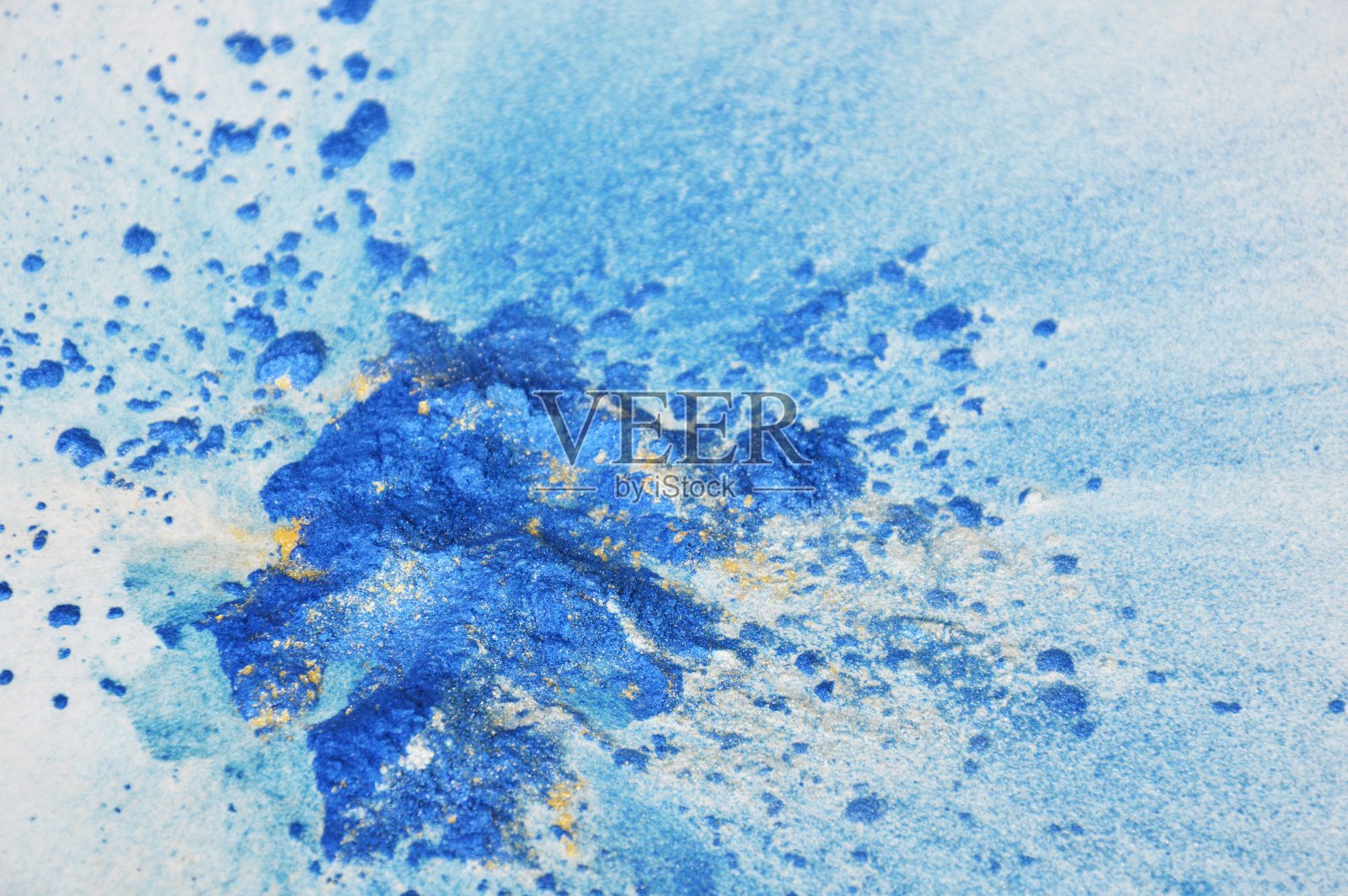 彩色粉末洒在白纸上照片摄影图片