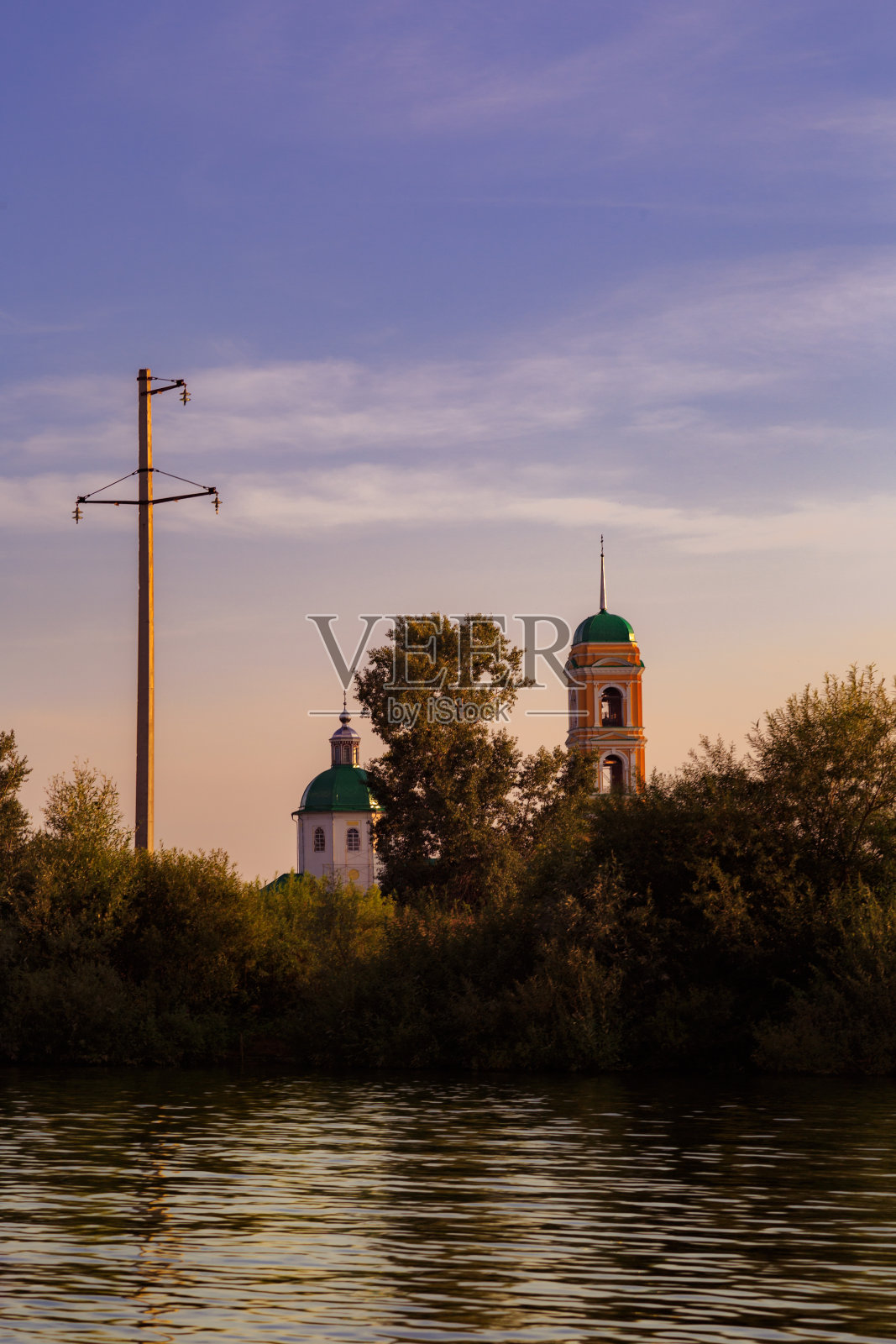水景古老的俄罗斯教堂照片摄影图片