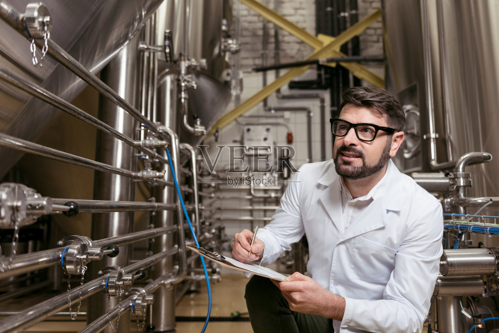 一个坐在啤酒厂的被逗乐的人照片摄影图片