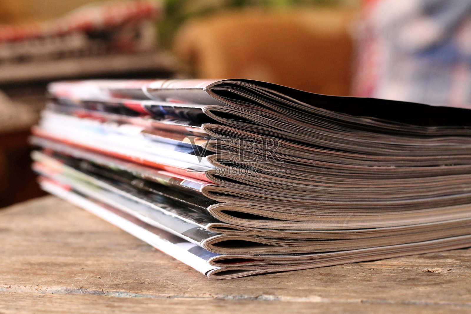 木桌上放着杂志照片摄影图片