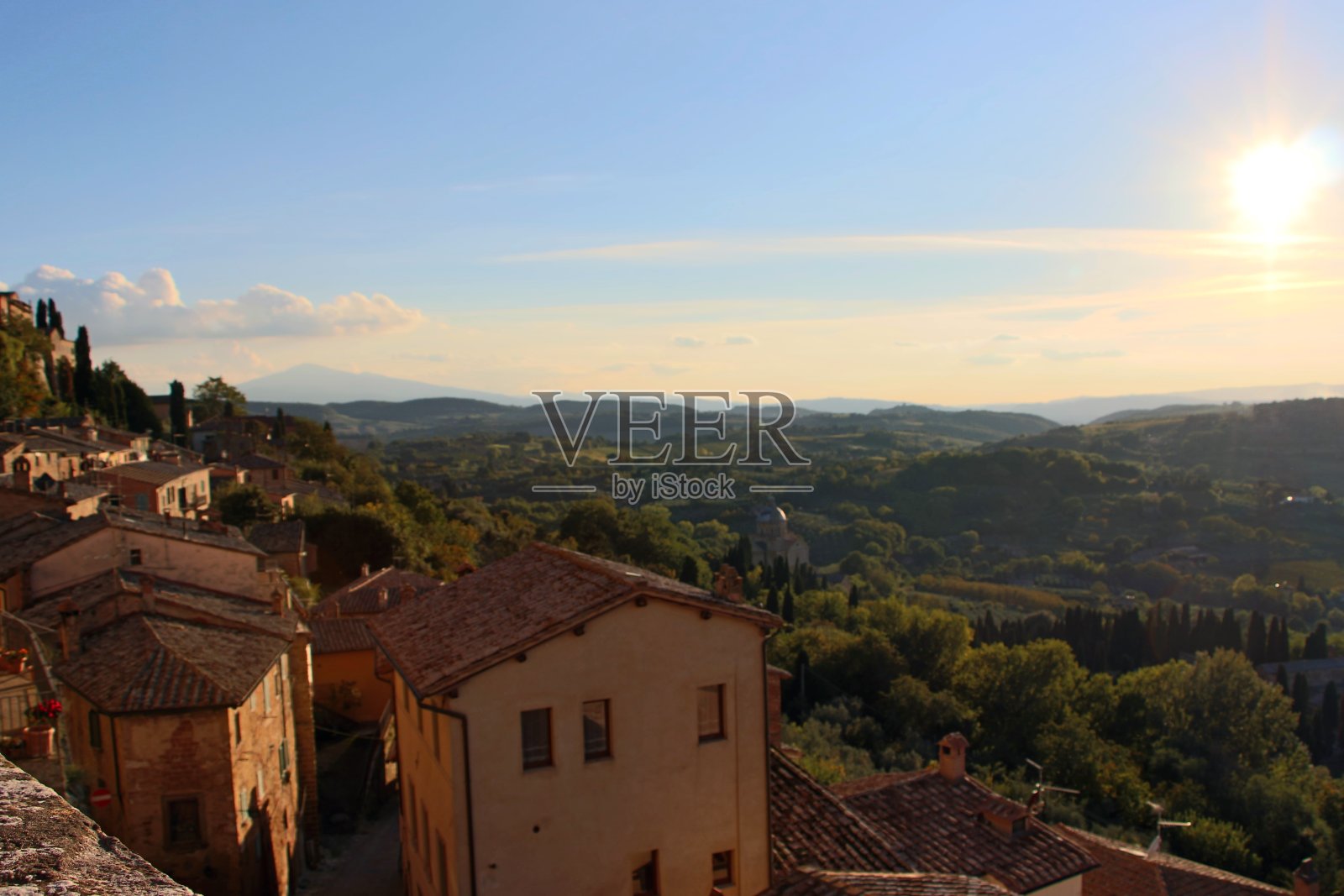 蒙特普尔西亚诺的城镇和自然景观照片摄影图片