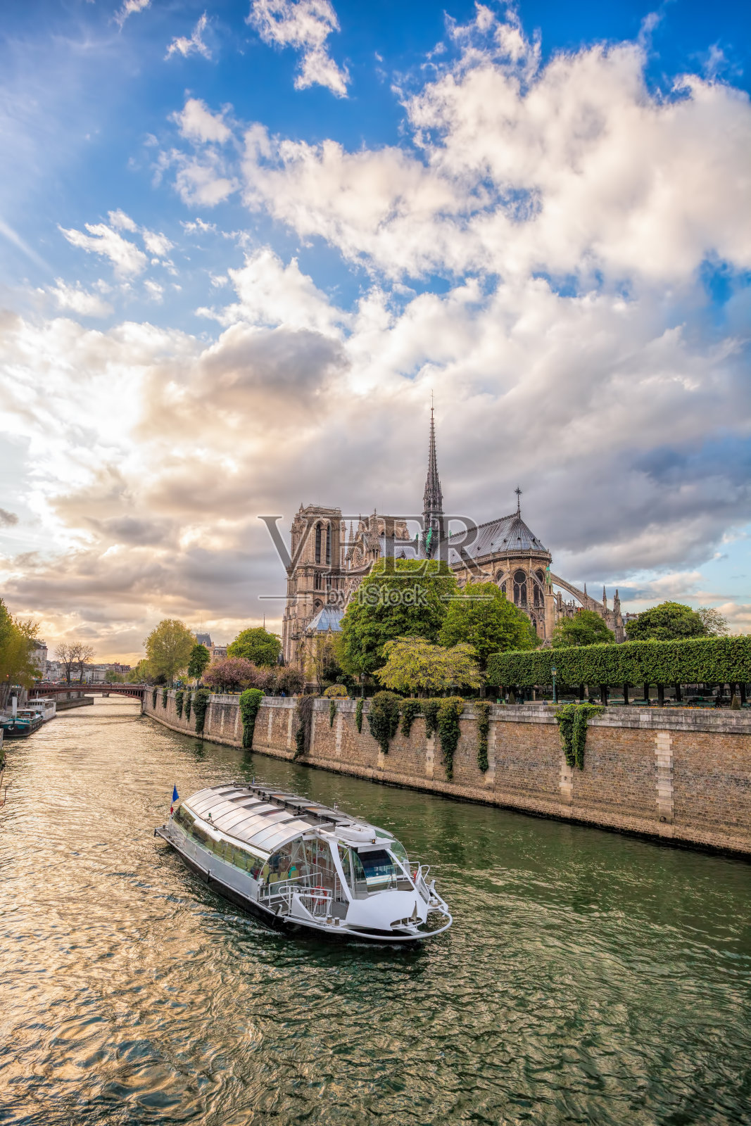 巴黎，巴黎圣母院和塞纳河上的船只，法国照片摄影图片
