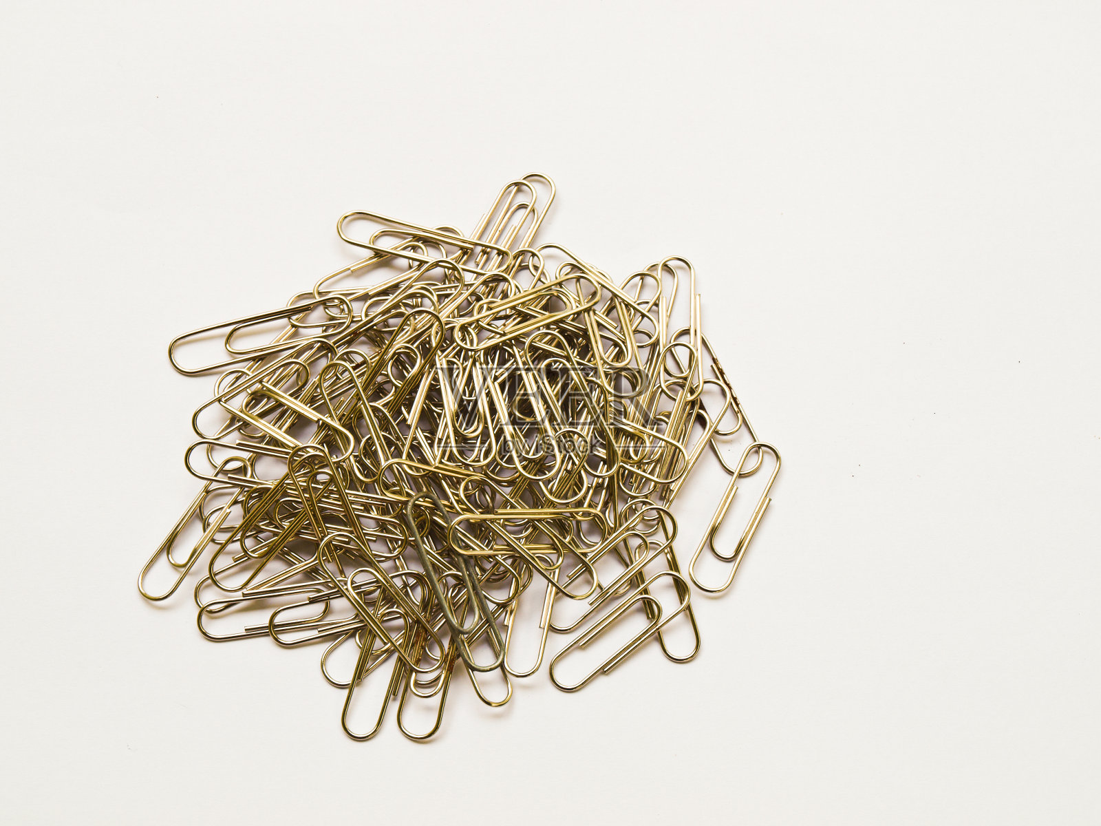 使用过的回形针孤立在白色背景上照片摄影图片