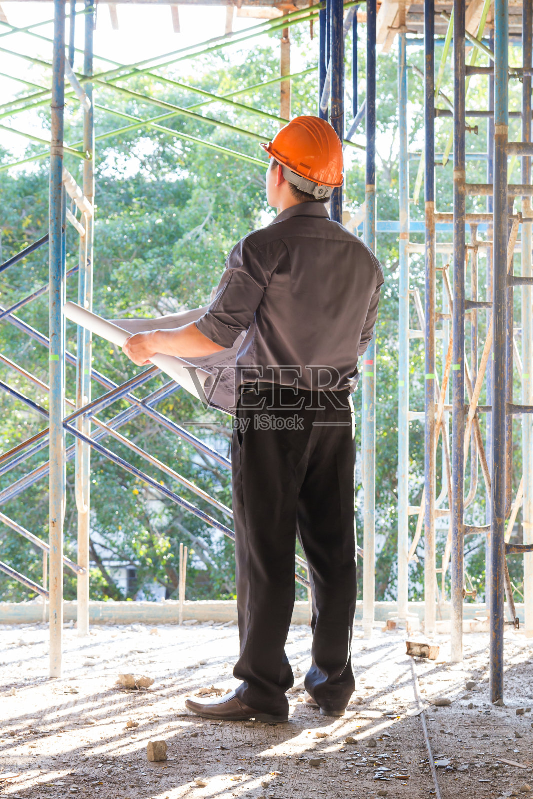 建筑概念，工程师和建筑师在施工现场与蓝图工作照片摄影图片