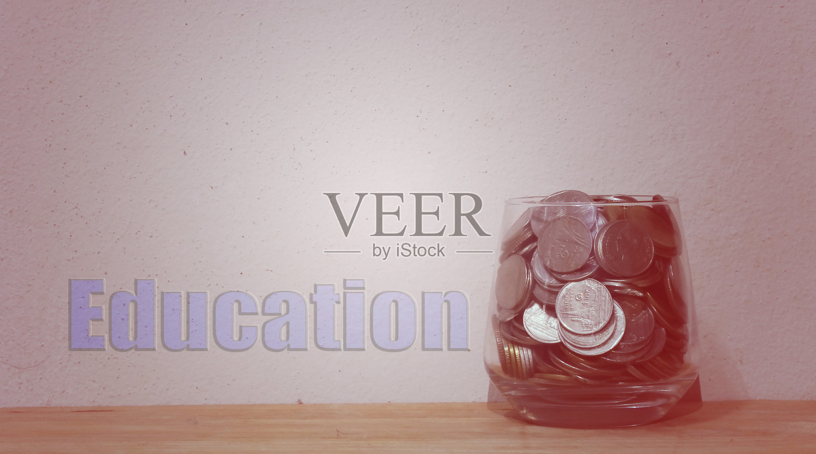 金钱在玻璃，金融概念，复古色调软焦点照片摄影图片