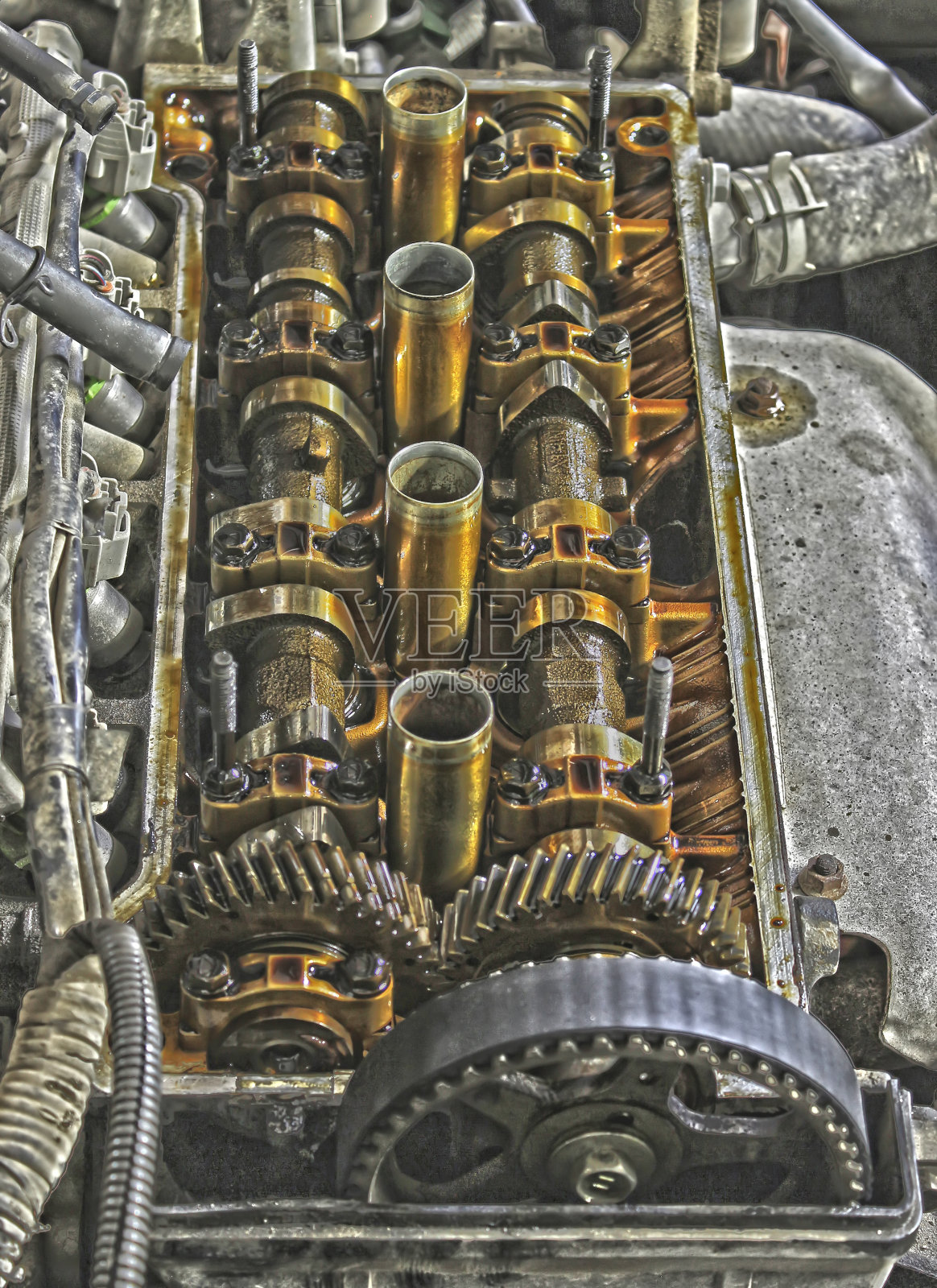 在汽车阀门的盖子下面照片摄影图片