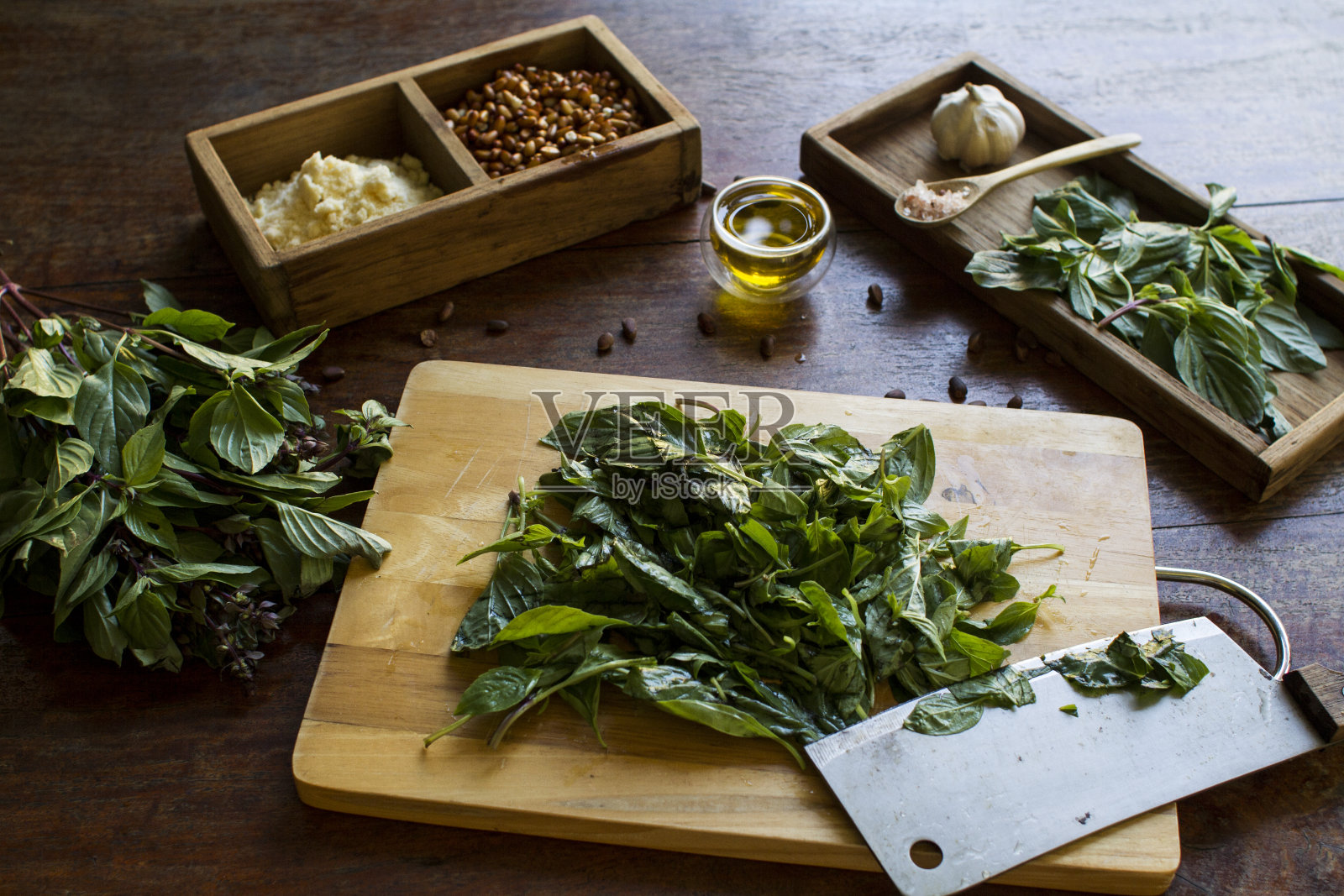 雪松香蒜沙司和坚果照片摄影图片