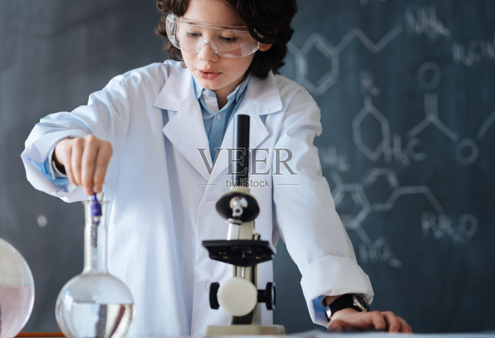 聪明的小学生在实验室里使用设备照片摄影图片