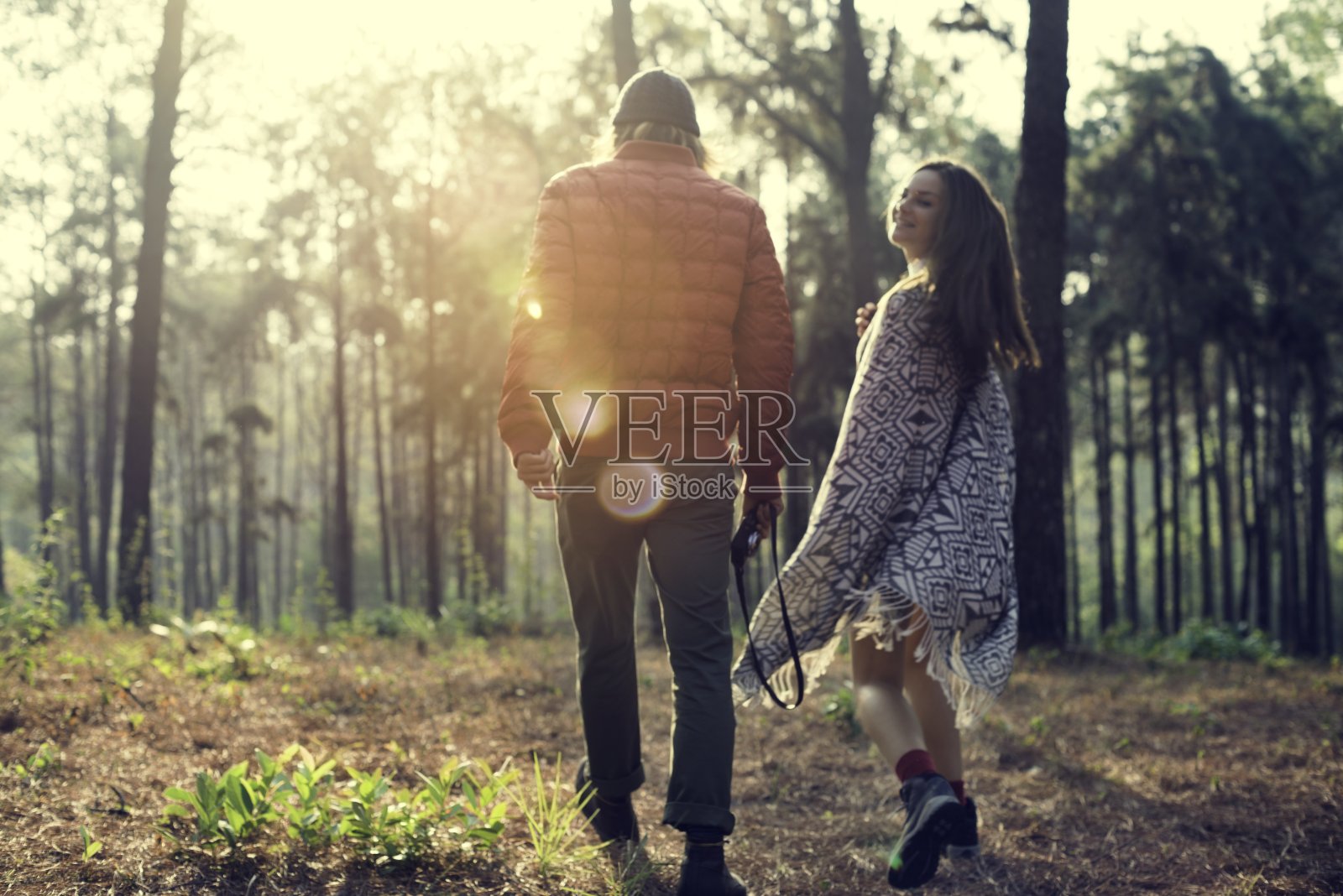 情侣旅行冒险牵手幸福理念照片摄影图片