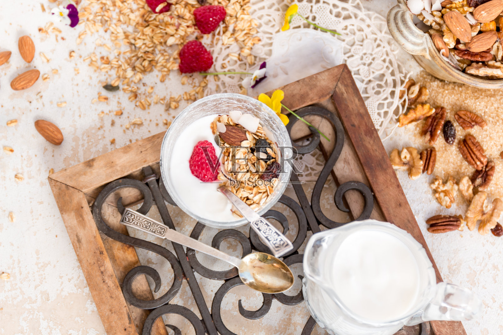 格兰诺拉麦片，酸奶，坚果和浆果照片摄影图片