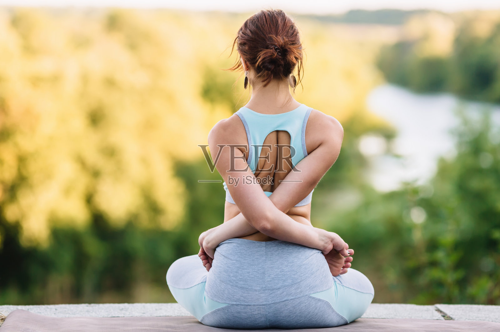 漂亮女人在公园里做瑜伽照片摄影图片