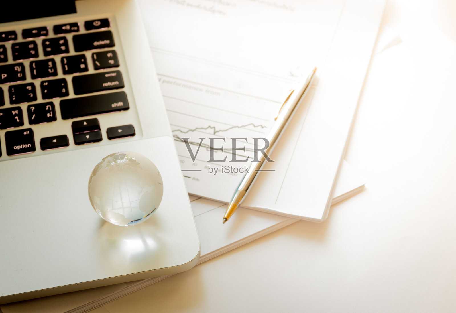 全球商业理念，笔记本电脑和工作场所的玻璃球照片摄影图片