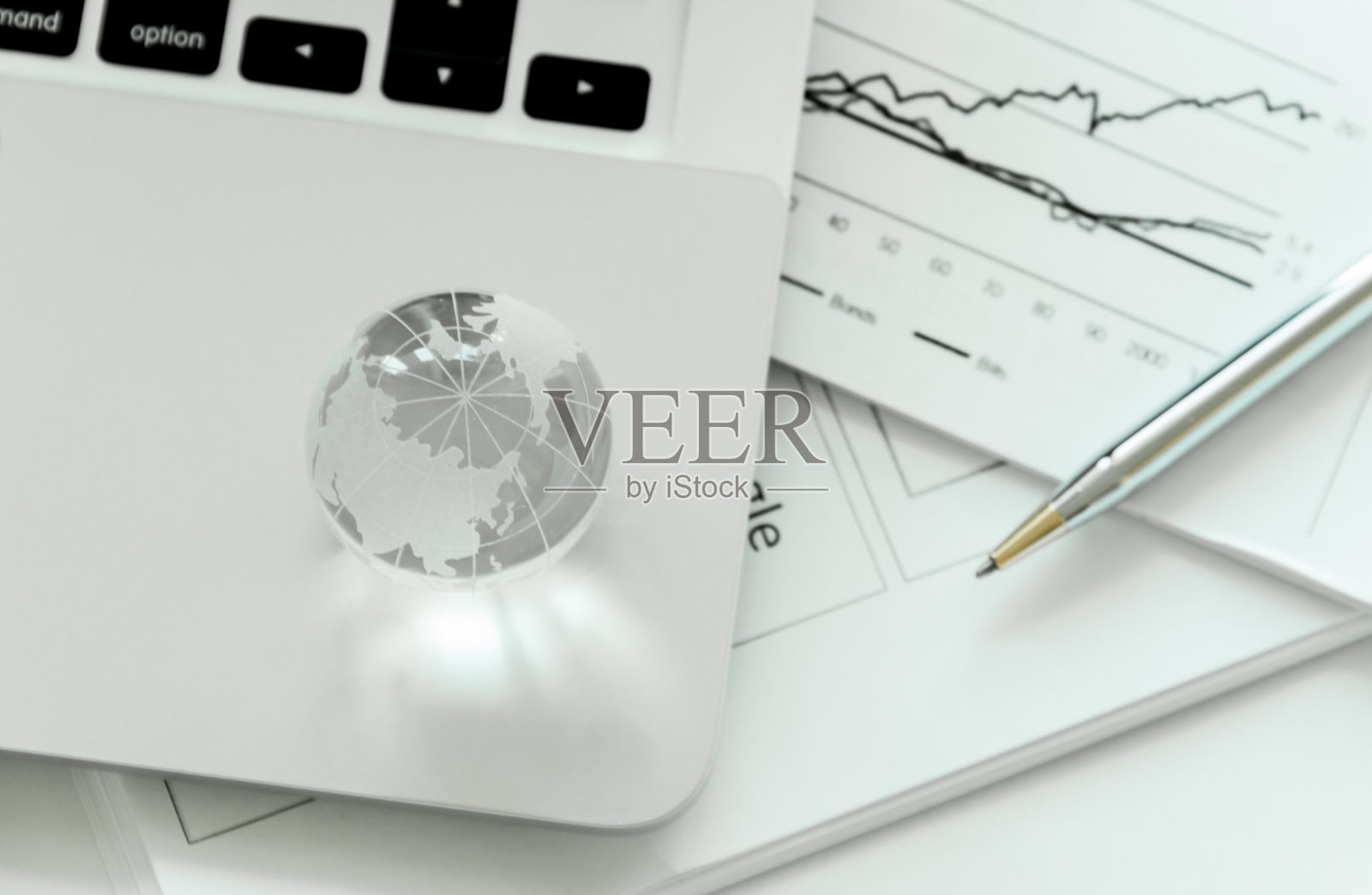 全球商业理念，笔记本电脑和工作场所的玻璃球照片摄影图片
