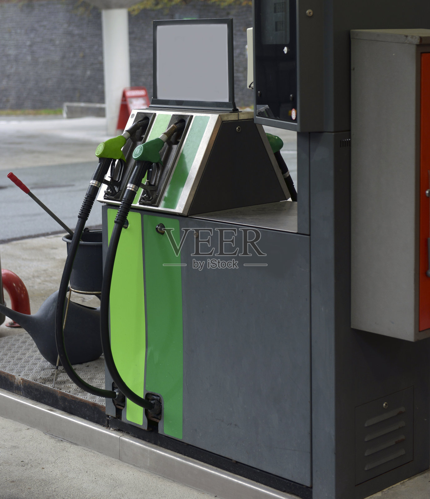 加油站的燃油喷嘴照片摄影图片