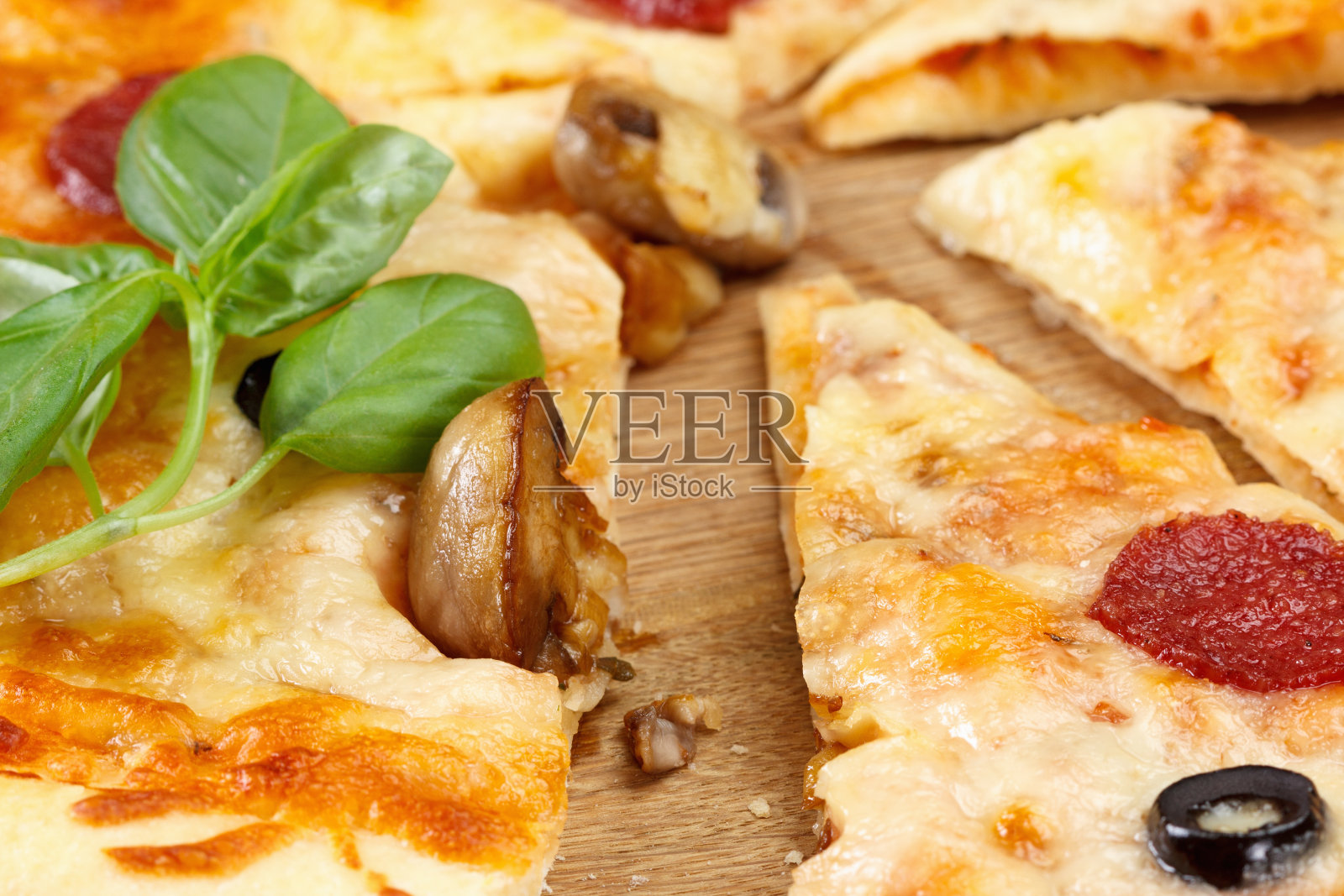 热披萨，芝士，蘑菇，意大利腊肠和面包屑照片摄影图片