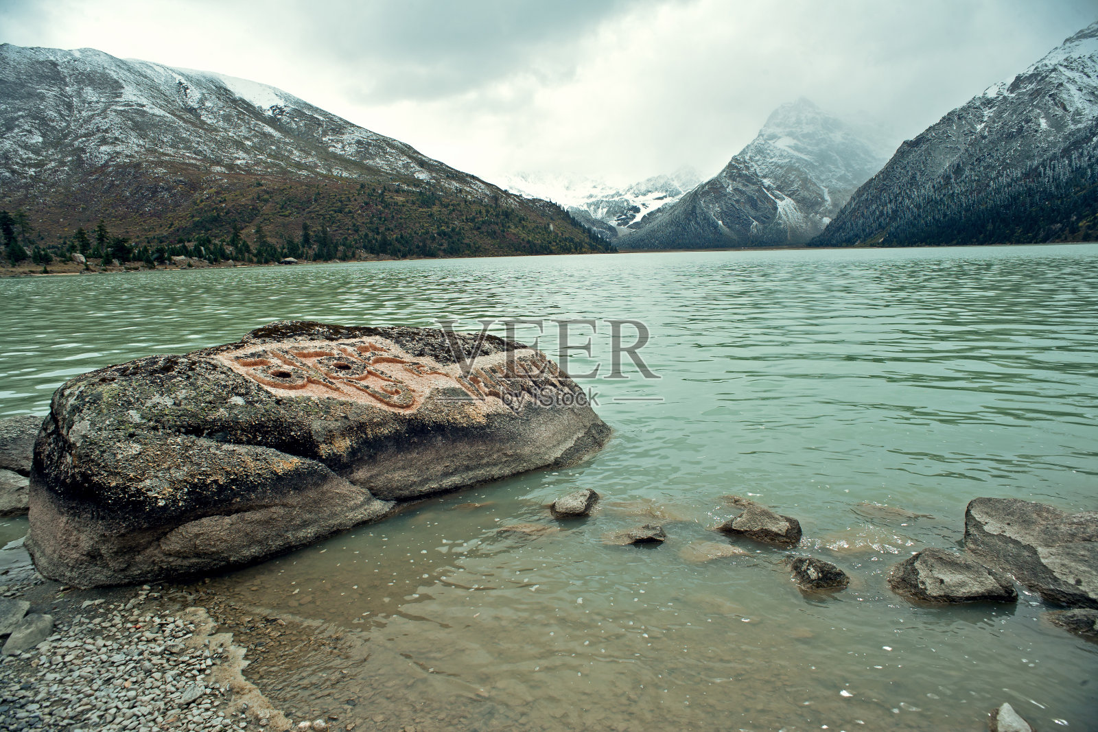 中国四川省，高原湖泊，马尼废墟照片摄影图片