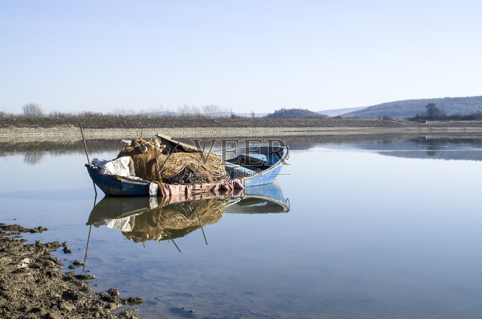 孤独的渔船在湖中倒影照片摄影图片
