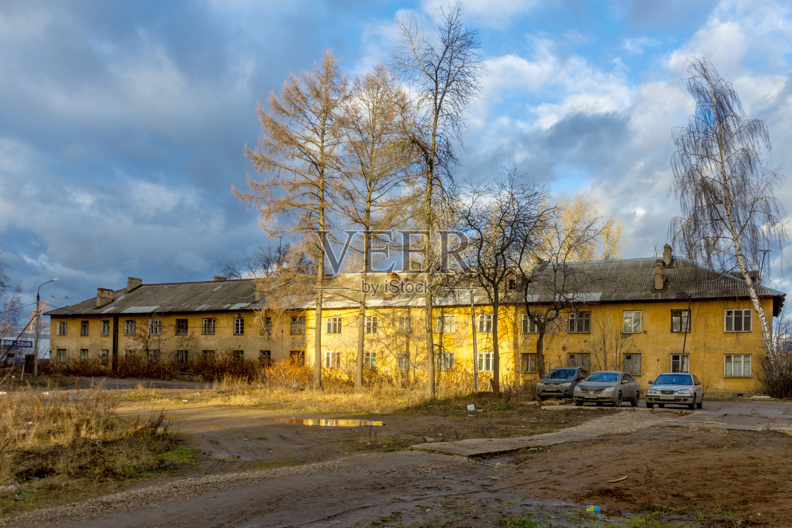 俄罗斯深秋的老住宅楼照片摄影图片