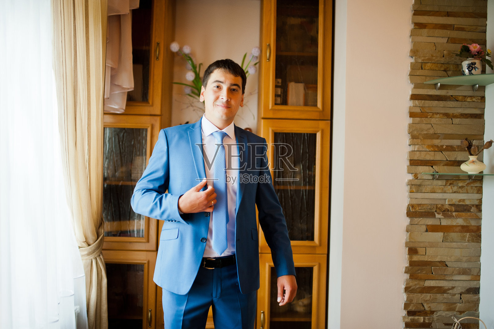 新郎穿正式服装和蓝色西装照片摄影图片