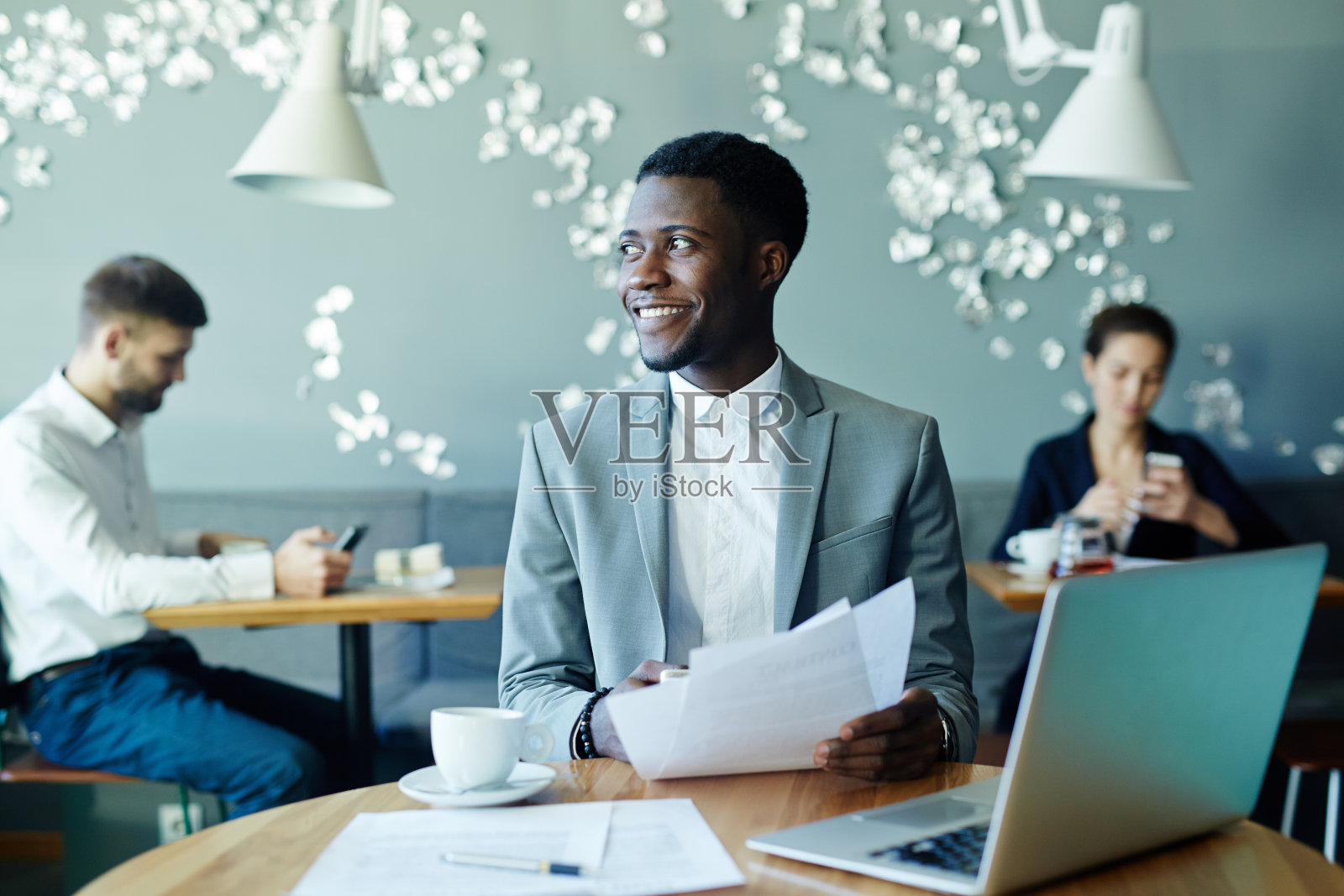 经济学家报纸照片摄影图片