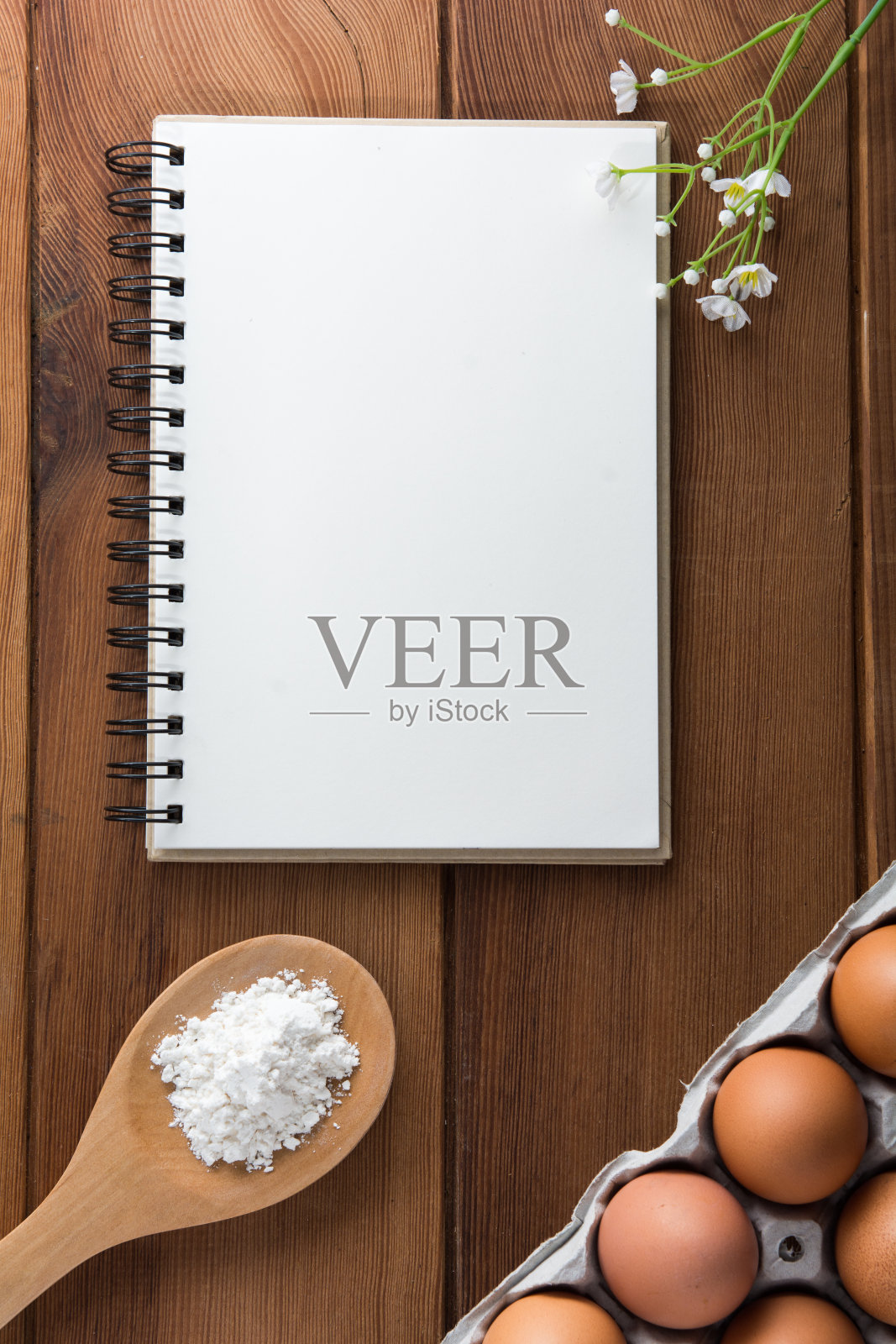 煎蛋和笔记本放在木地板上。照片摄影图片