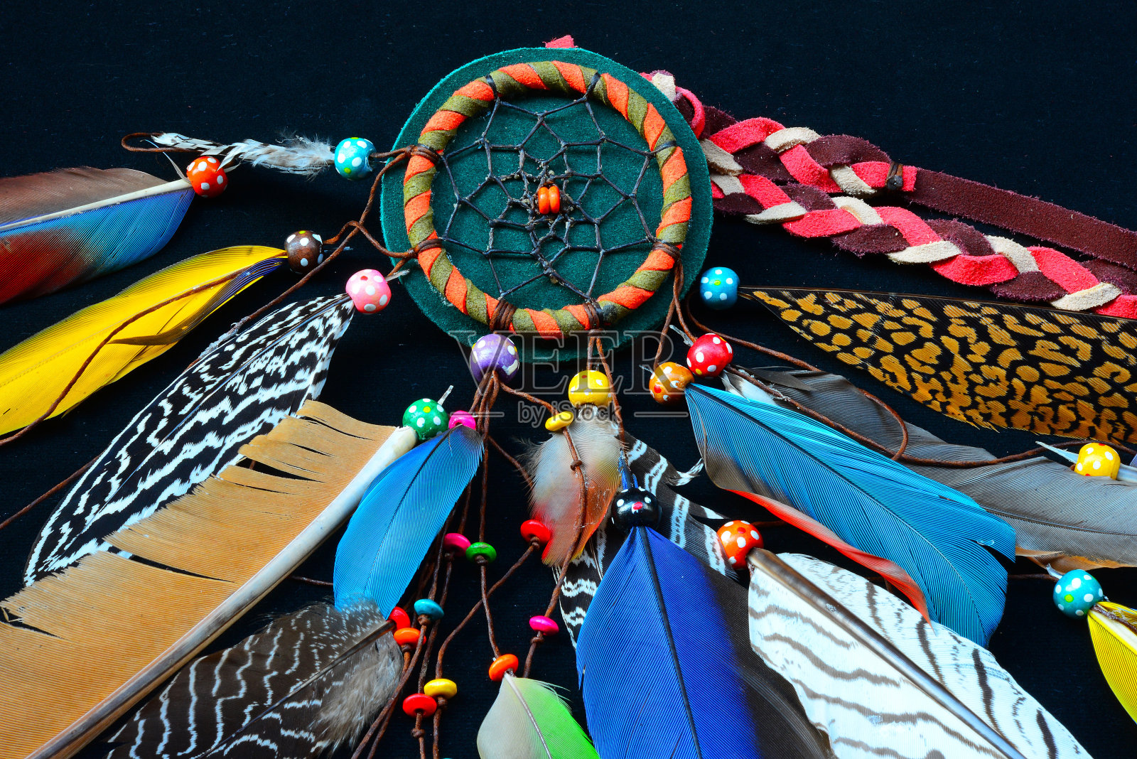 用羽毛和宝石做的装饰。放荡不羁的风格照片摄影图片