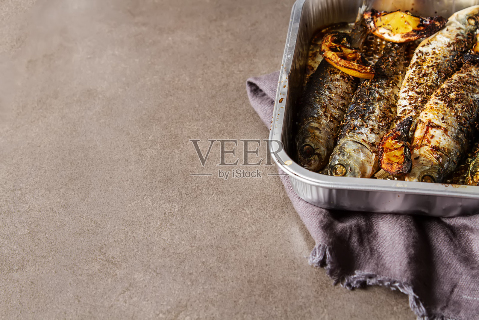 康沃尔郡的沙丁鱼。用于烧烤和BBG。黑暗的背景。照片摄影图片