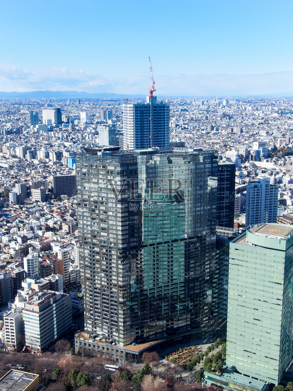 现代城市景观，从摩天大楼俯瞰，东京，日本照片摄影图片