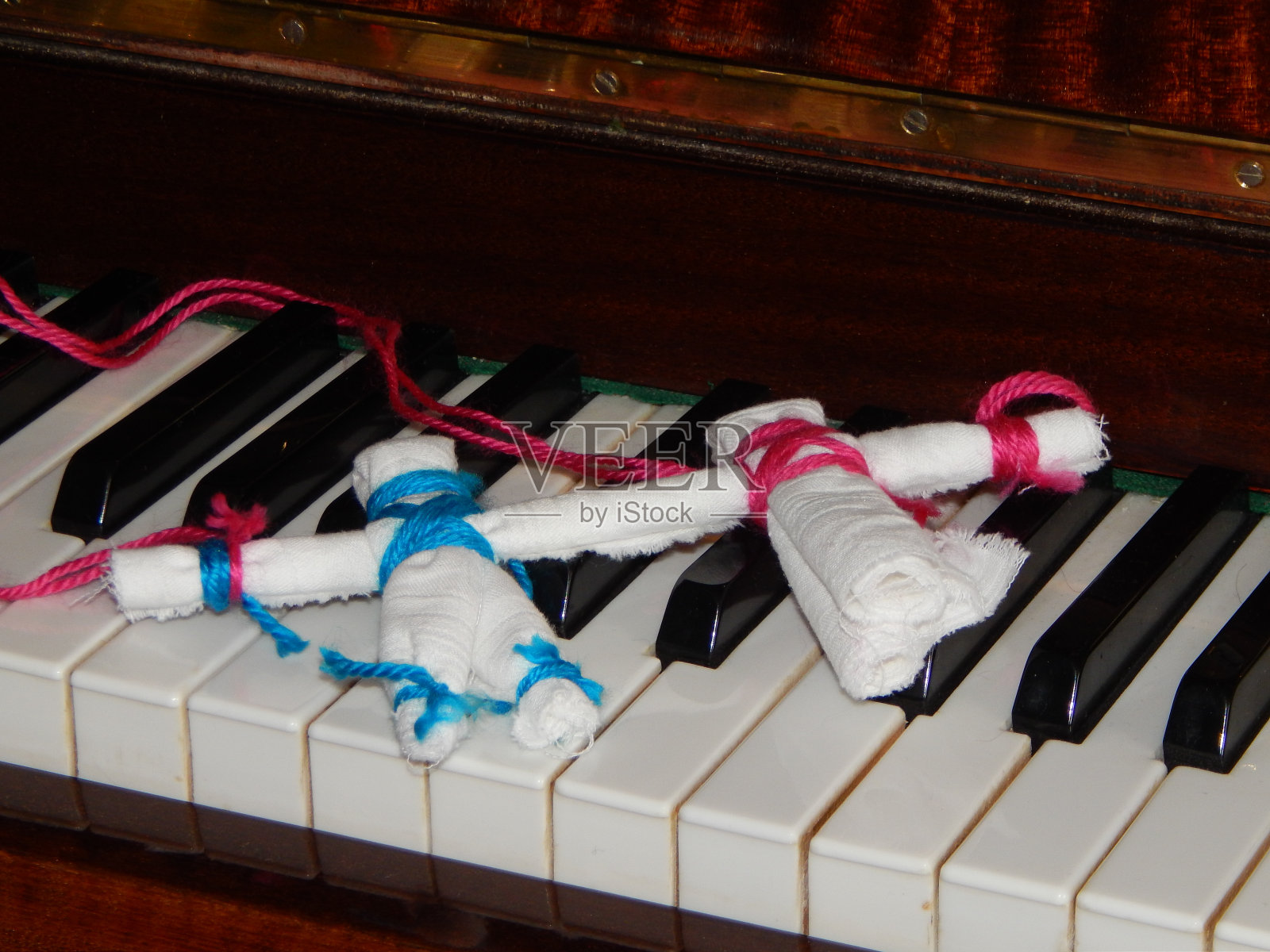 手工娃娃和复古物品组成照片摄影图片