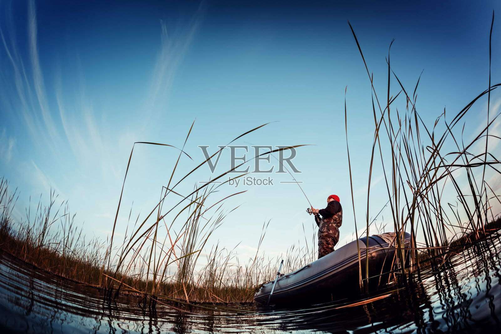 有人在湖上钓鱼照片摄影图片