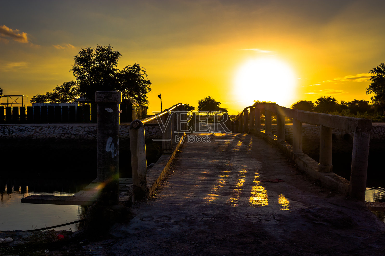桥美丽的日落。照片摄影图片