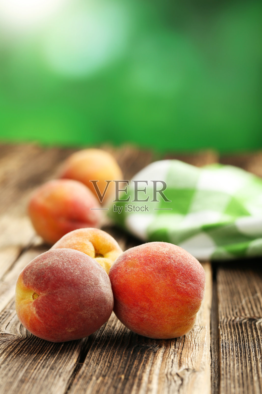 成熟的桃子在褐色的木头背景上结出果实照片摄影图片